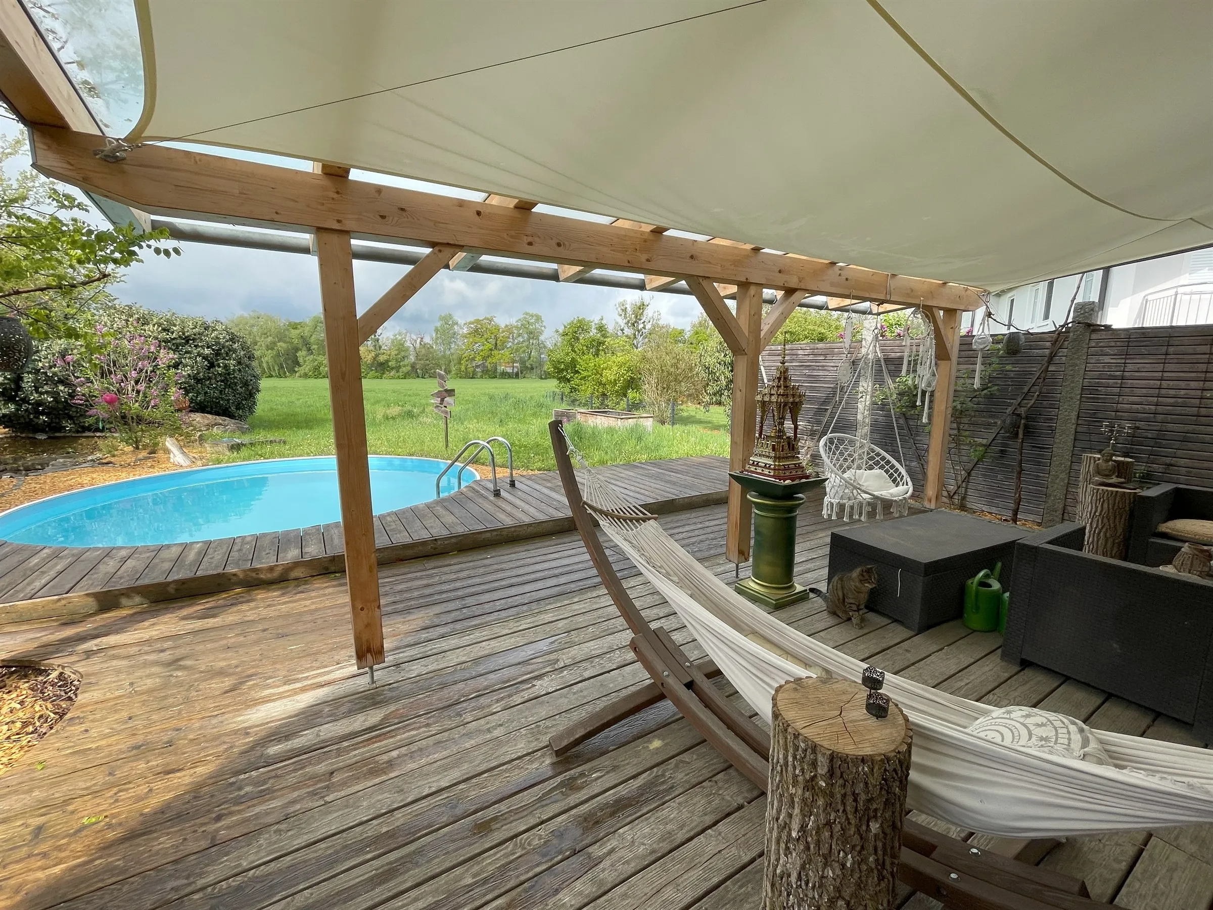 Überdachte Terrasse mit Pergola und Sonnensegel, Blick Richtung Süd-West