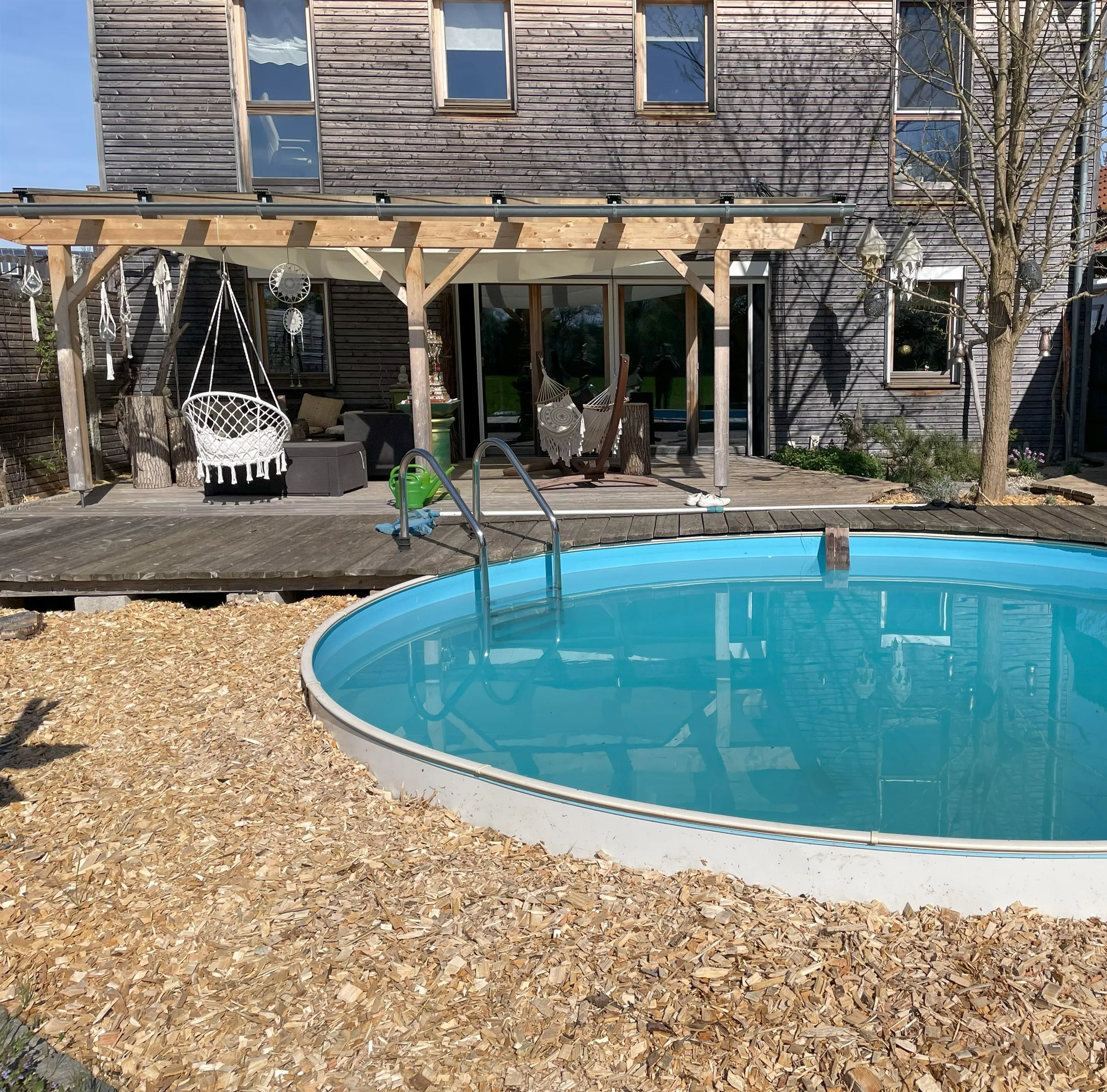 Pool und Holzterrasse an der Südwestseite des Wohnhauses
