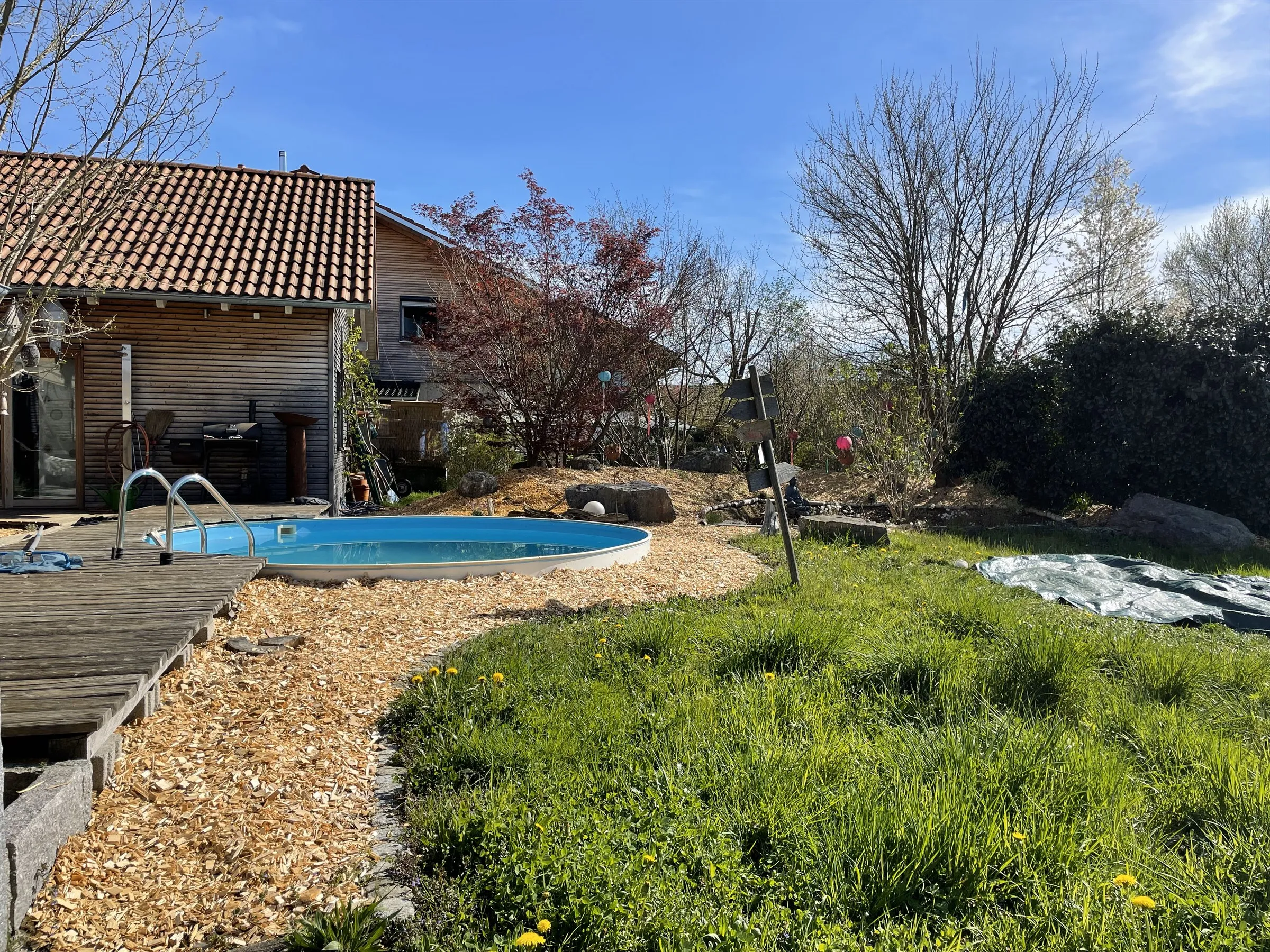 Garten mit Blick auf die angrenzende, nicht bebaubare Wiesenfläche