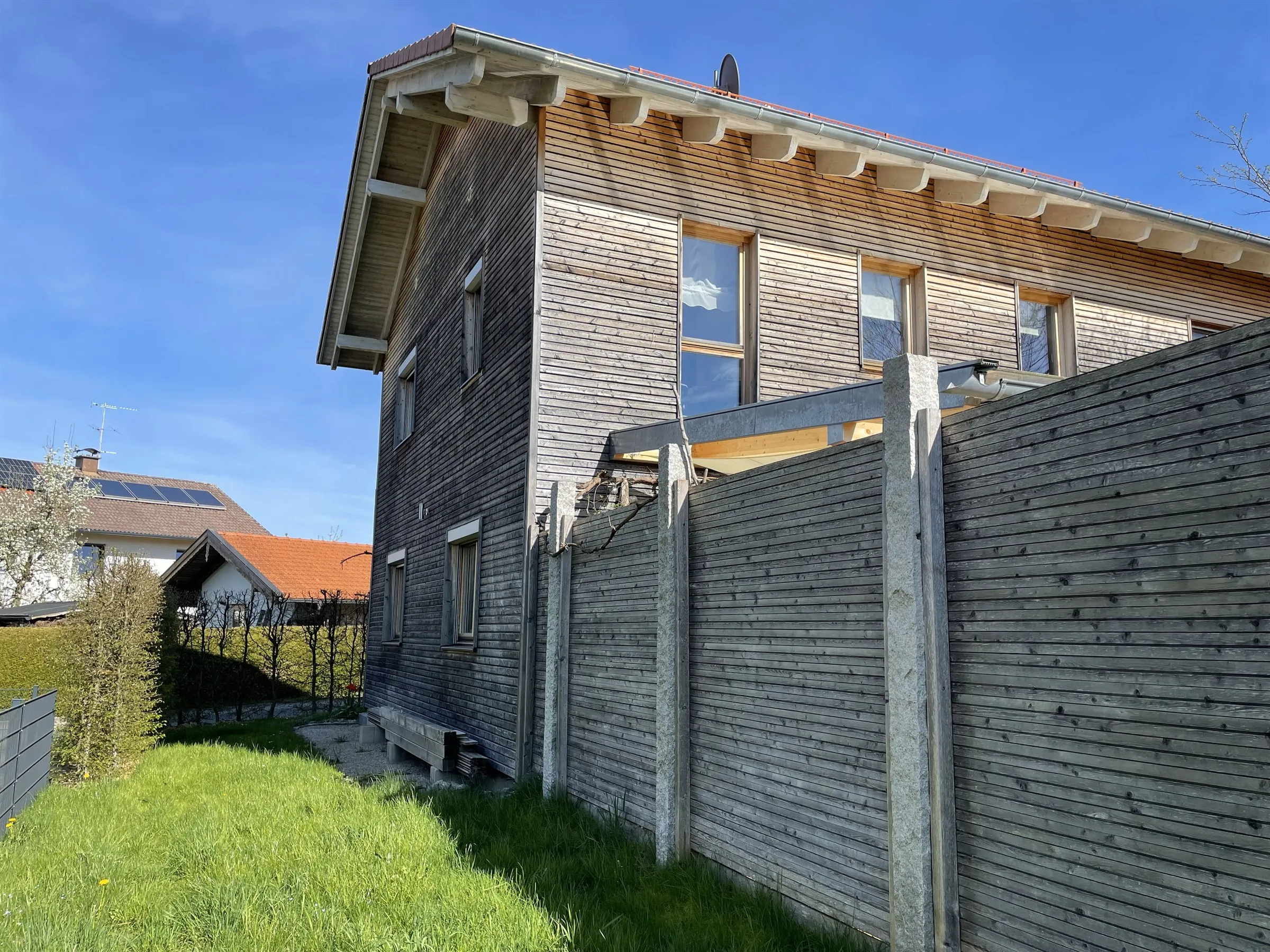 Wohnhaus von Süd-Westen, Fassade aus unbehandelter sibirischer Lärche