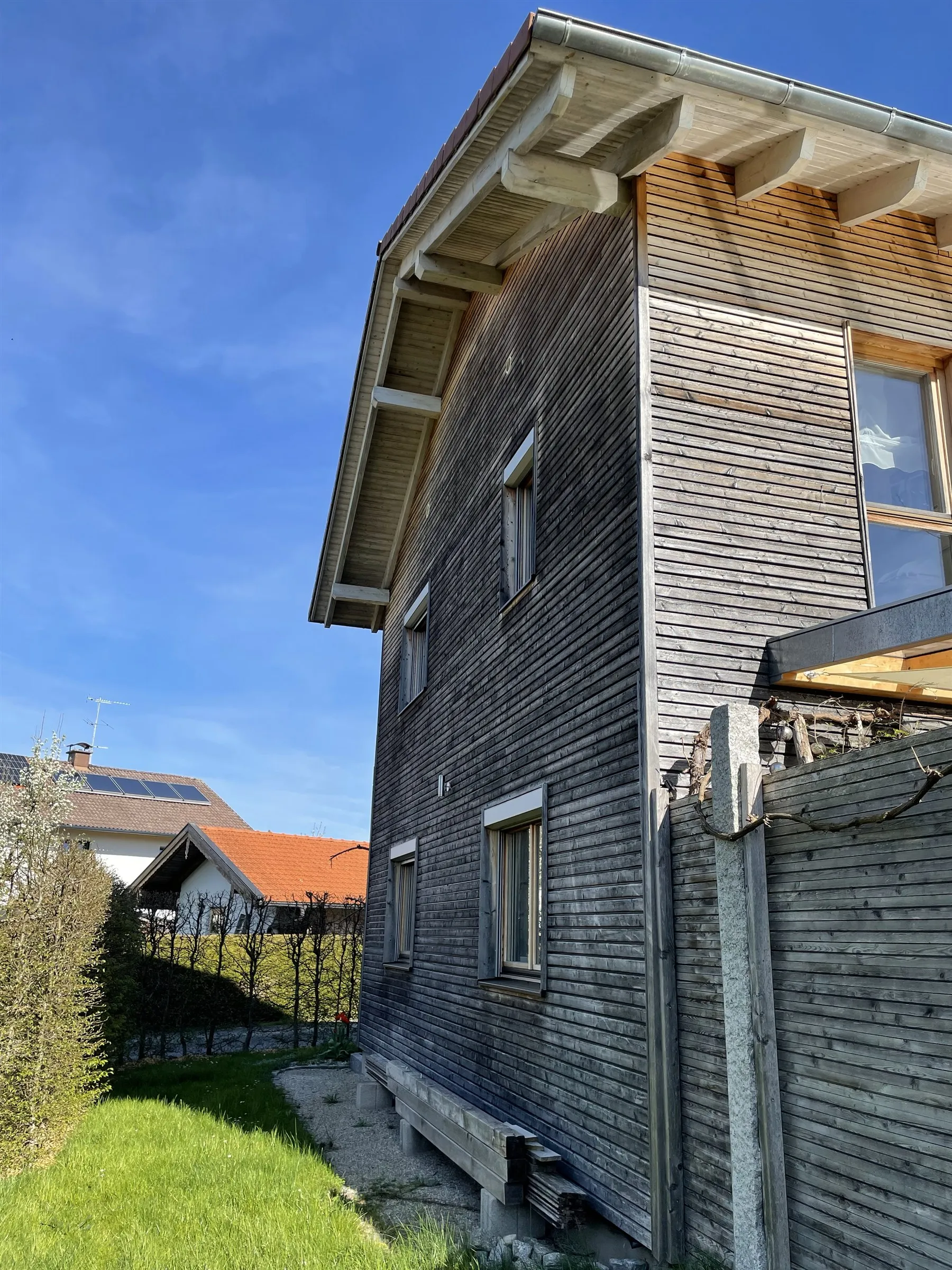 Seitenansicht des zweigeschossigen Wohnhauses