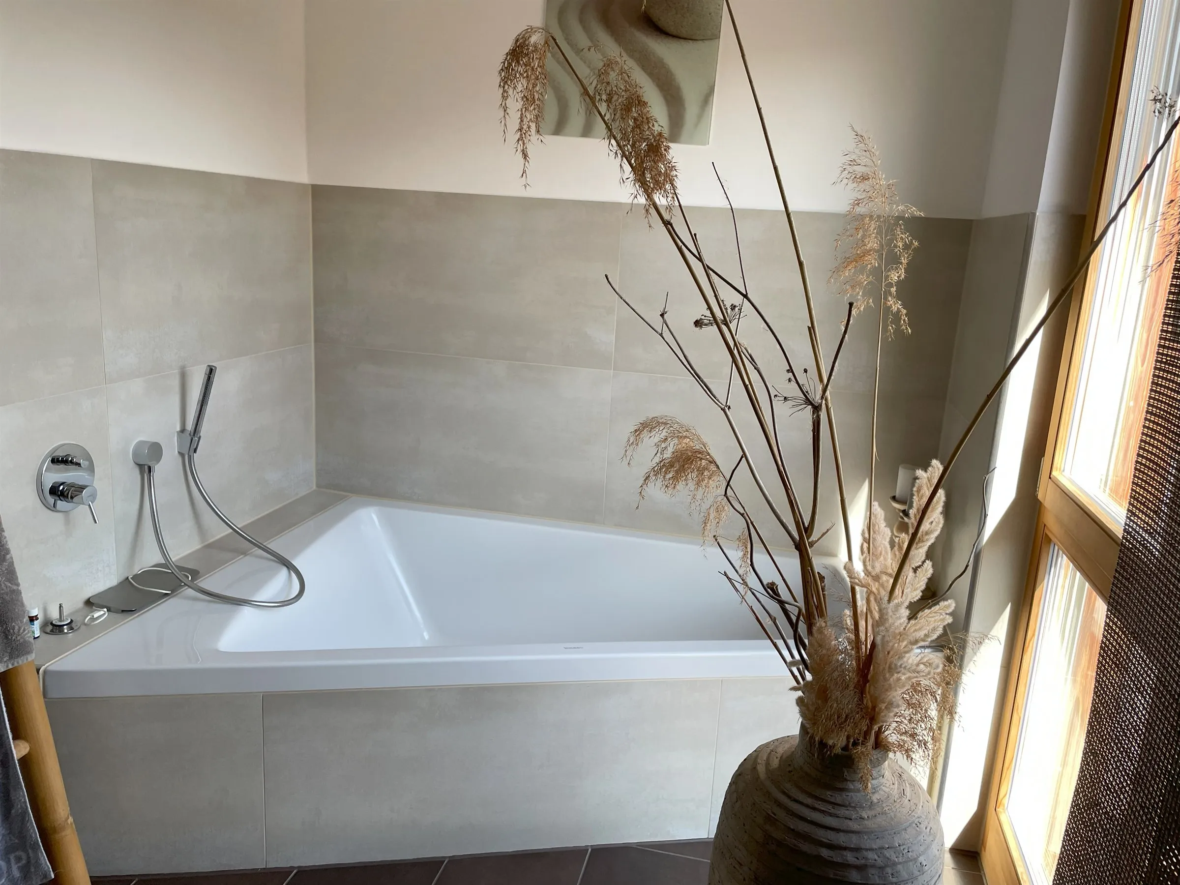 Hauptbad im Obergeschoss mit Eckbadewanne